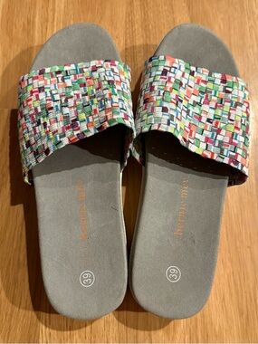 EUC Women’s Bernie Mev Capri Sandals - Multi Colored - Size 39/US 8